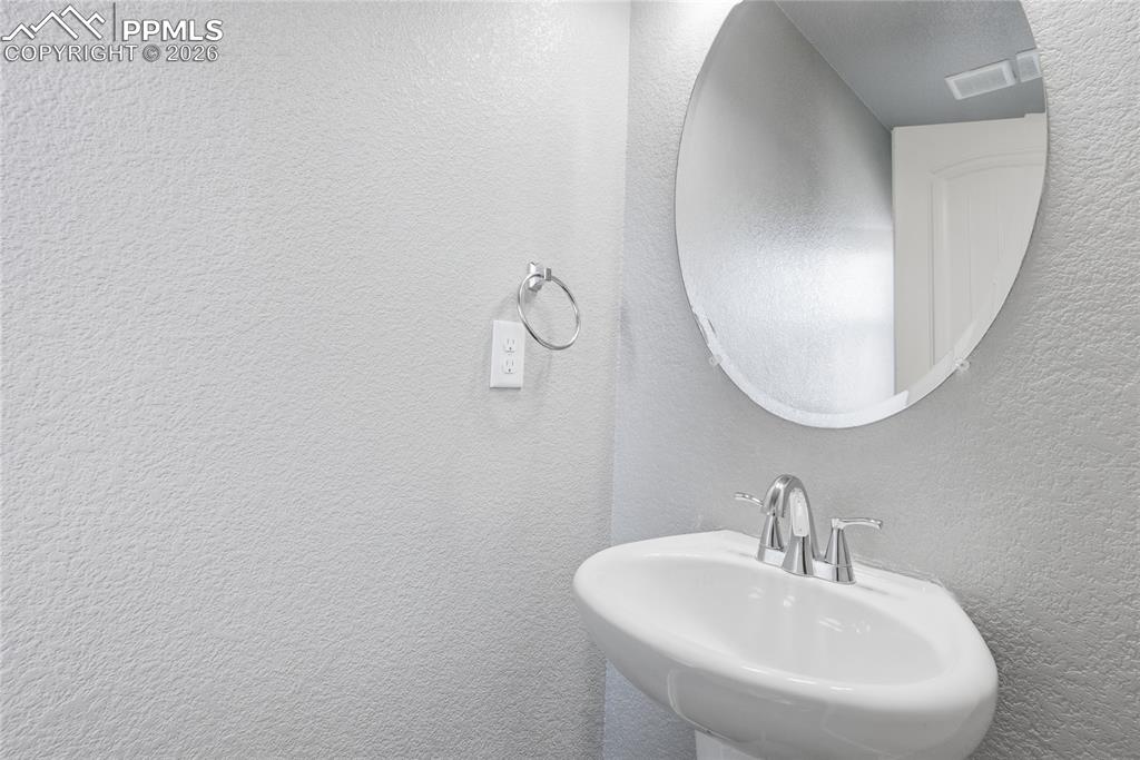 Image 28 of 33: Bathroom