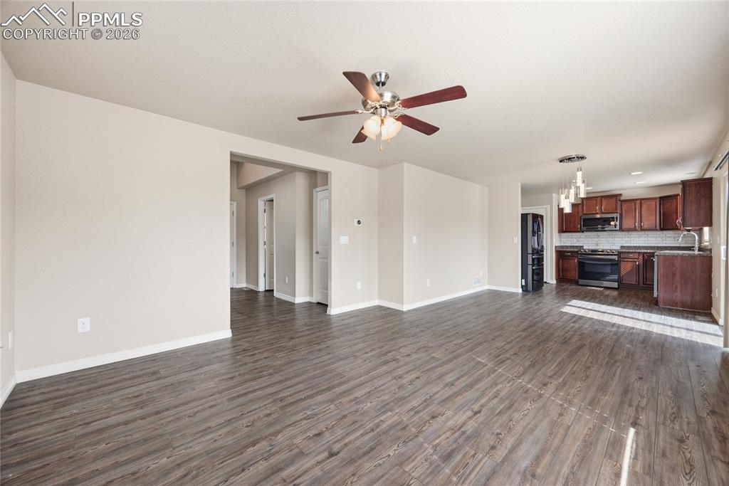 Image 8 of 33: Dining Area