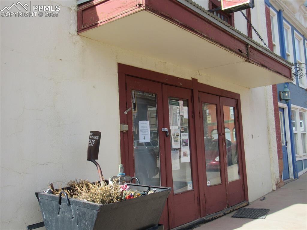 Image 3 of 17: Property entrance with french doors