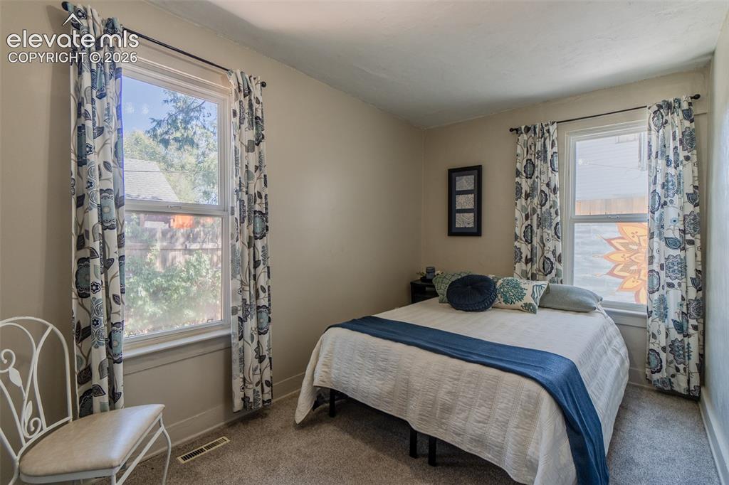 Image 14 of 40: Bedroom