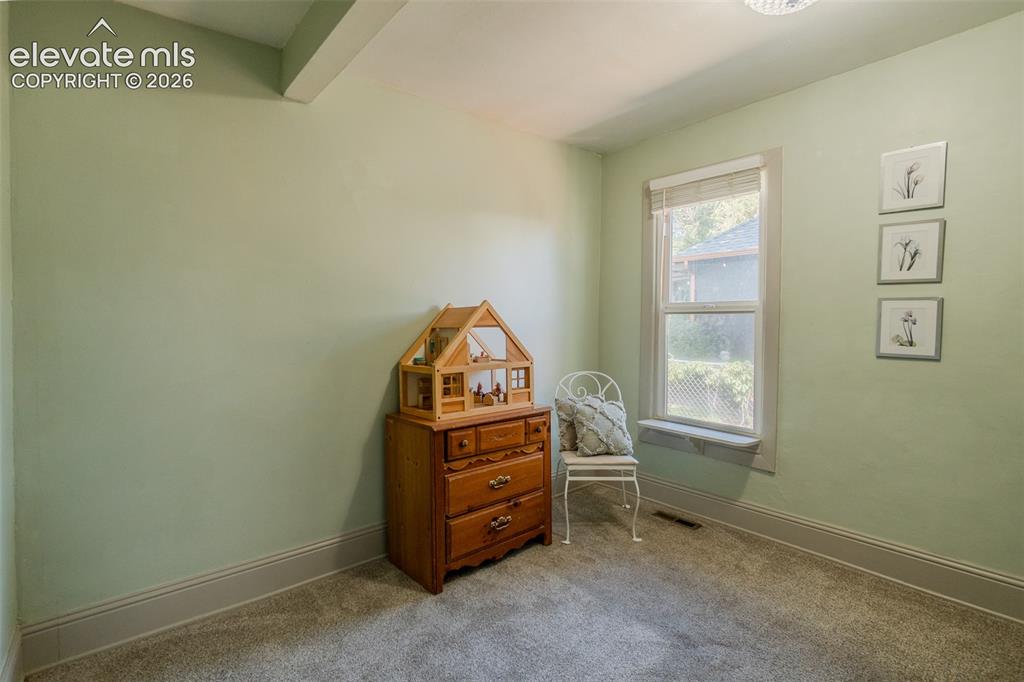 Image 15 of 40: Sitting Room