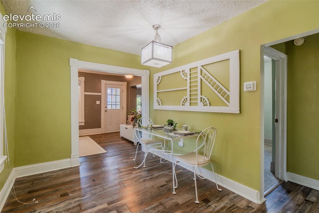 Image 16 of 40: Dining Area