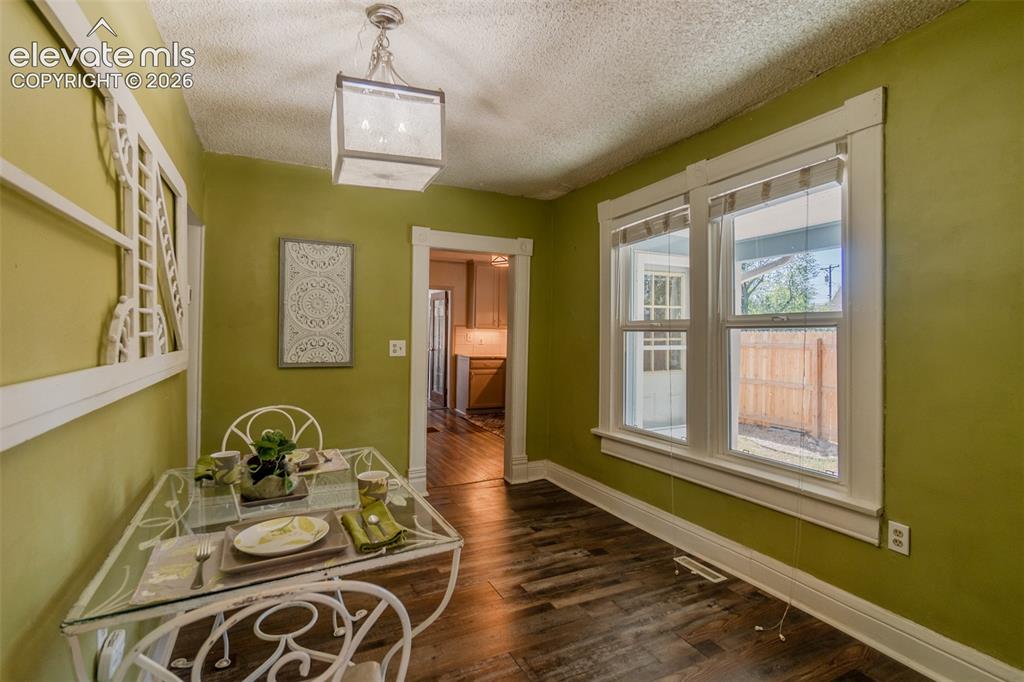 Image 17 of 40: Dining Area