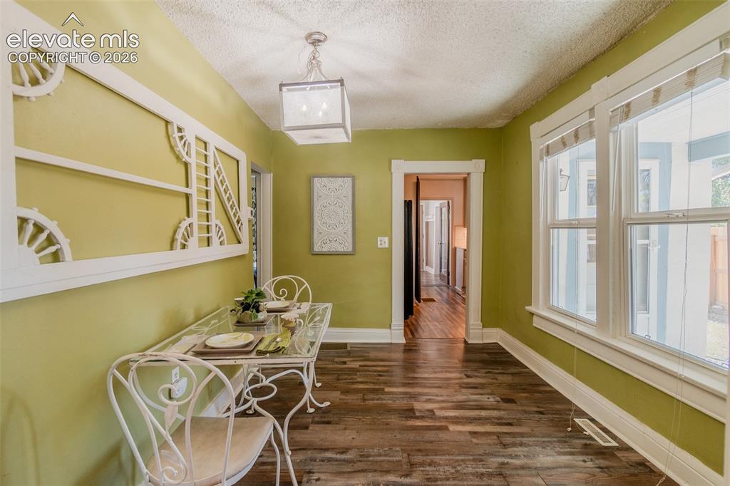 Image 18 of 40: Dining Area