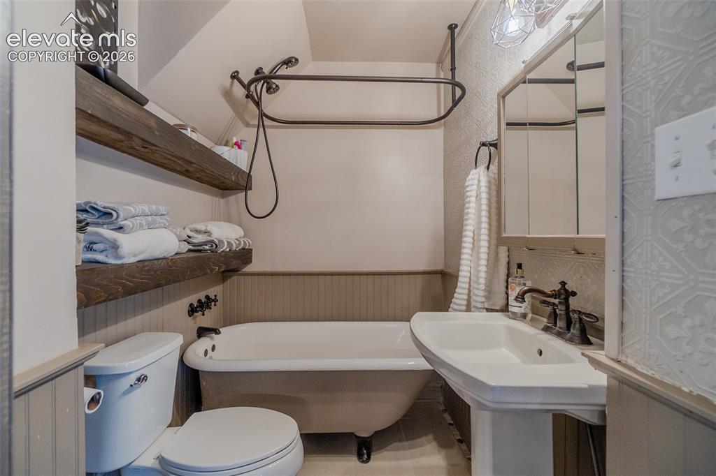 Image 33 of 40: Bathroom