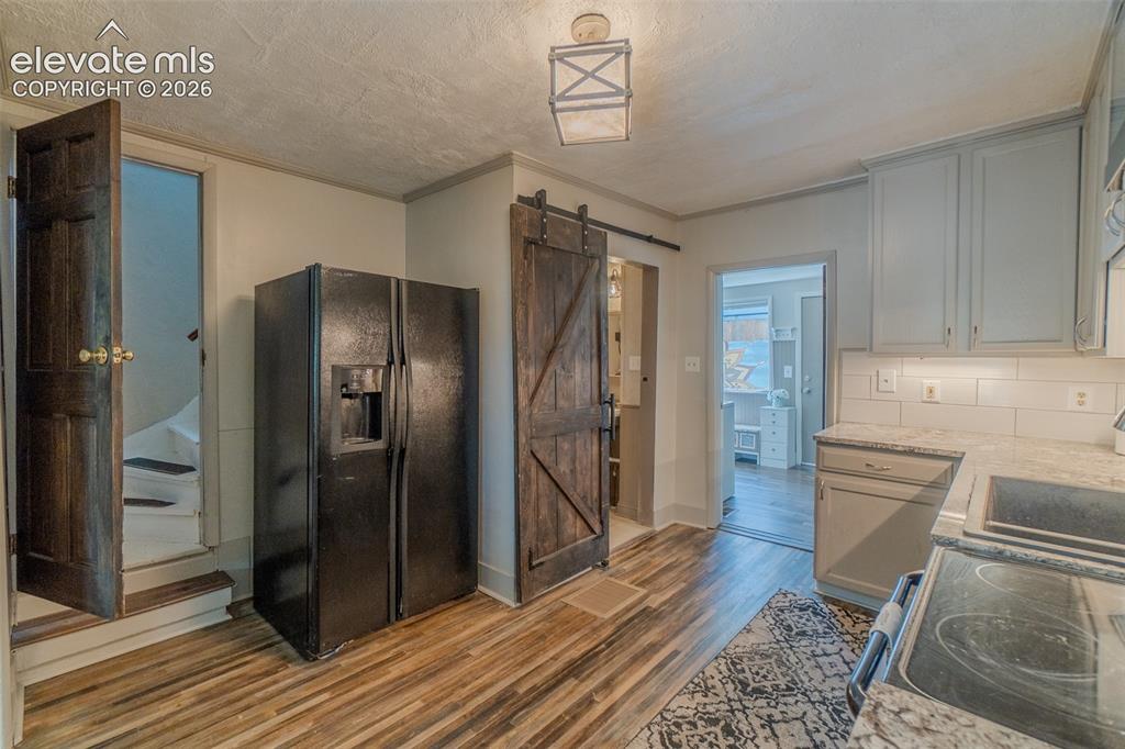Image 6 of 40: Kitchen