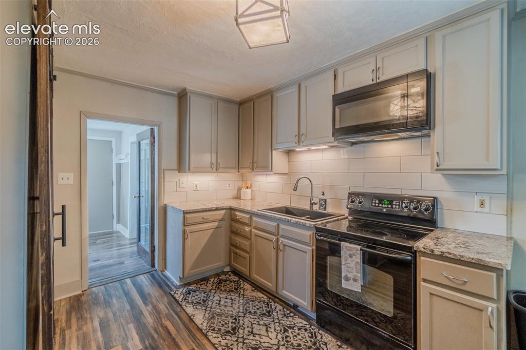 Image 7 of 40: Kitchen