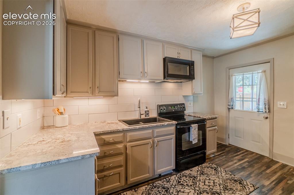 Image 8 of 40: Kitchen
