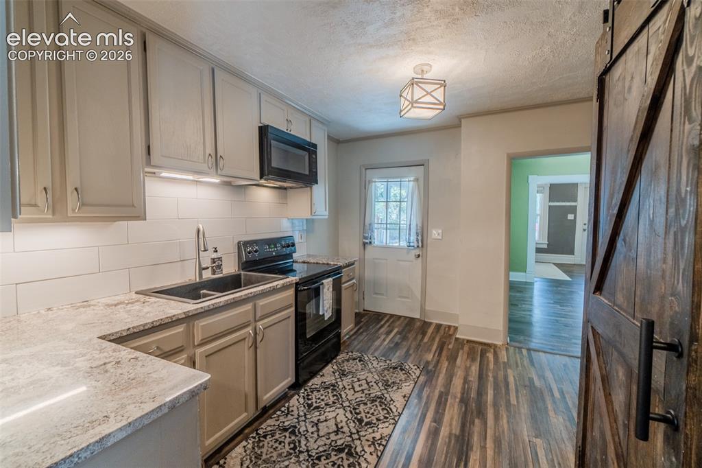 Image 9 of 40: Kitchen