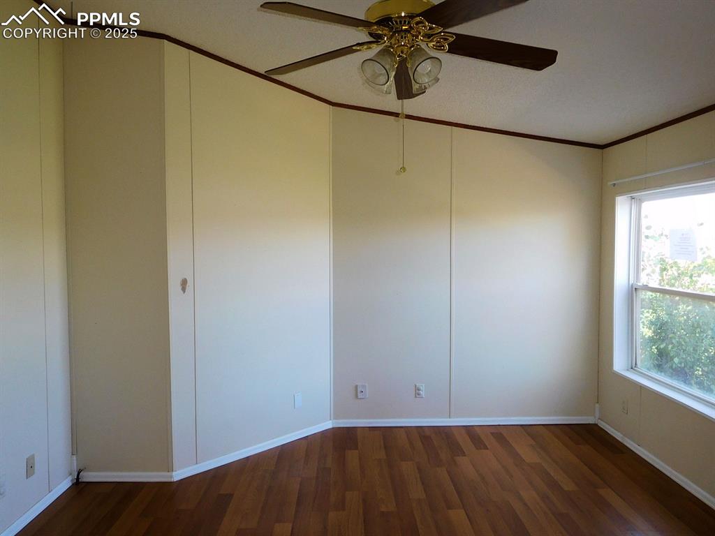 Image 13 of 20: Master bedroom sitting room