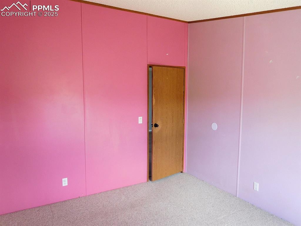 Image 14 of 20: Bedroom