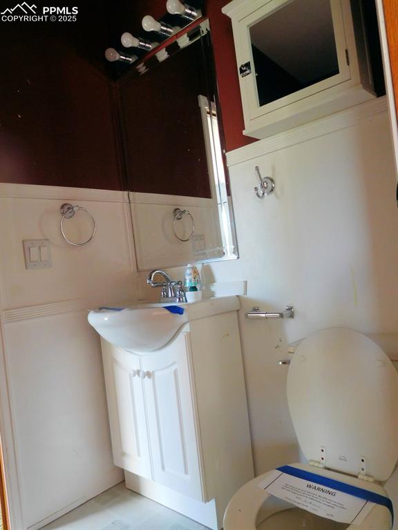 Image 15 of 20: Jack and Jill bathroom