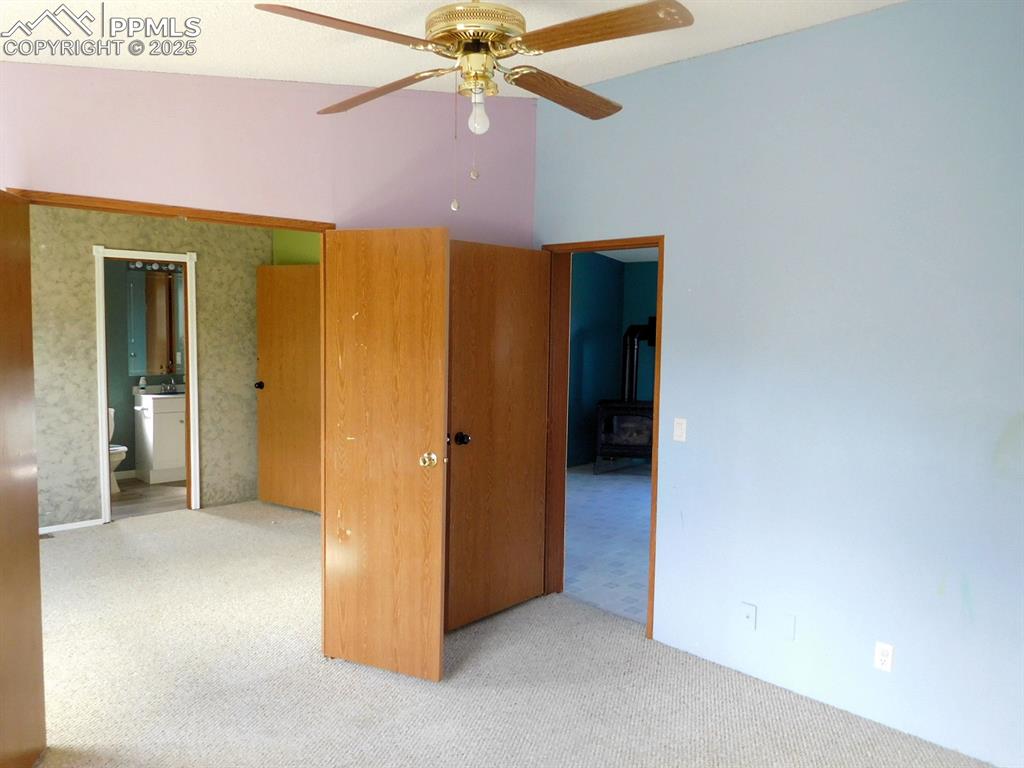 Image 16 of 20: Bedroom