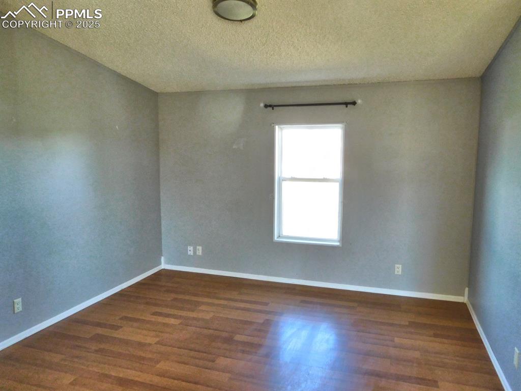 Image 17 of 20: Bedroom