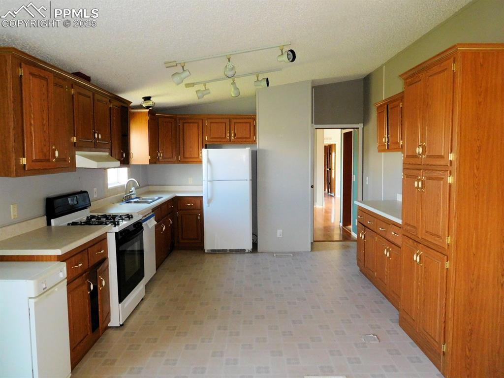 Image 8 of 20: Kitchen