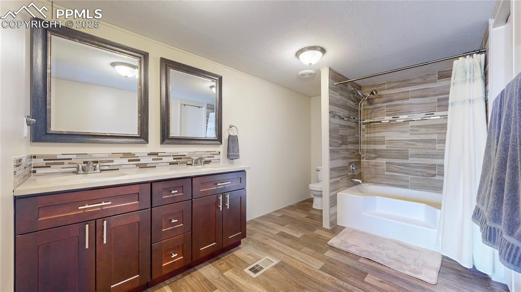 Image 13 of 40: Bathroom