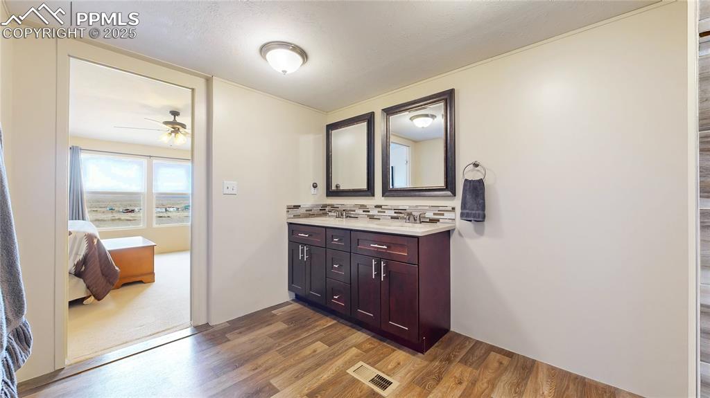Image 14 of 40: Bathroom