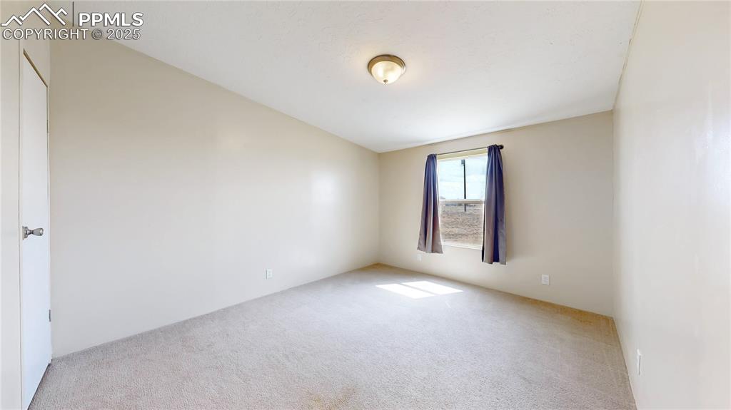 Image 17 of 40: Bedroom
