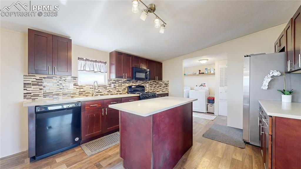 Image 5 of 40: Kitchen