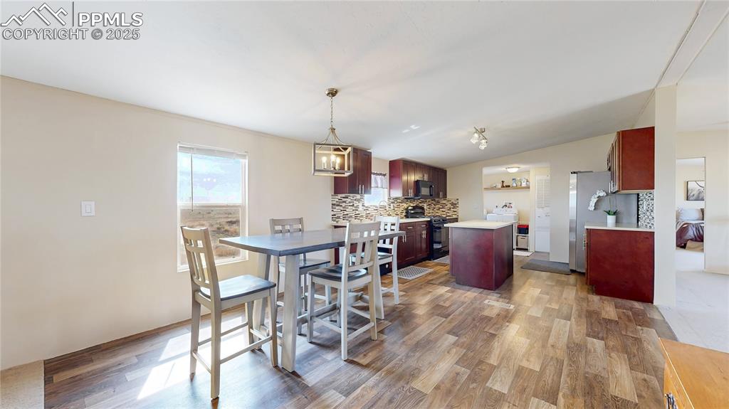 Image 8 of 40: Dining Area