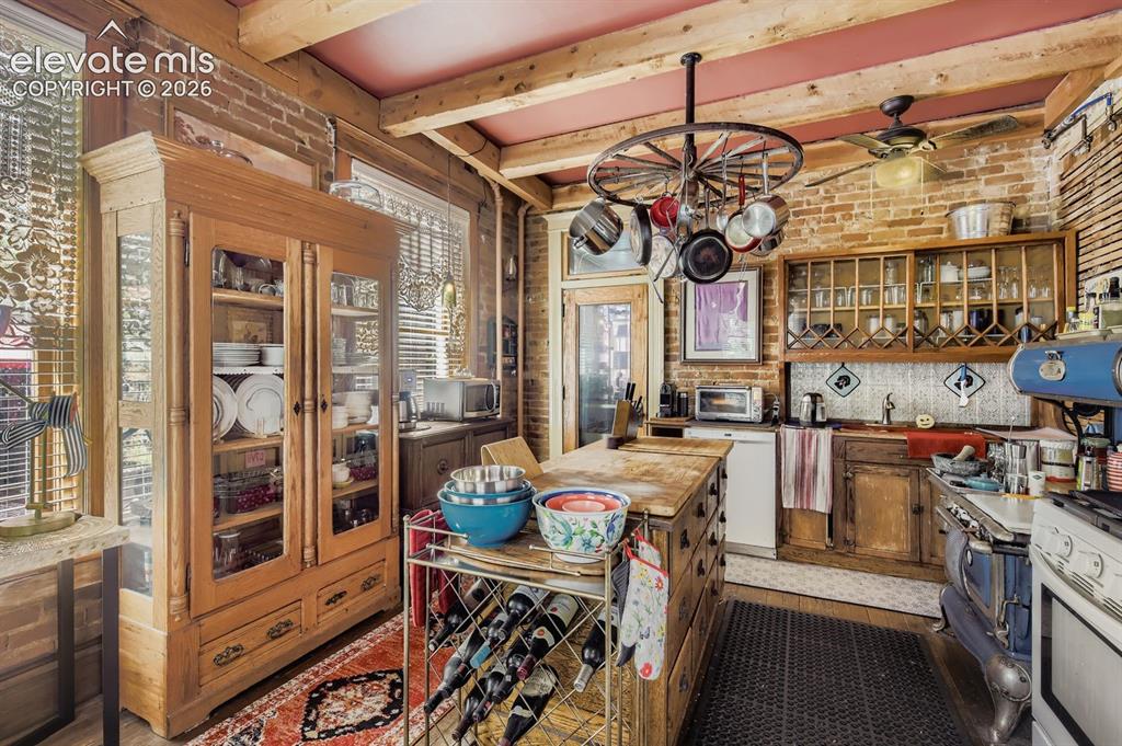 Image 10 of 50: Kitchen