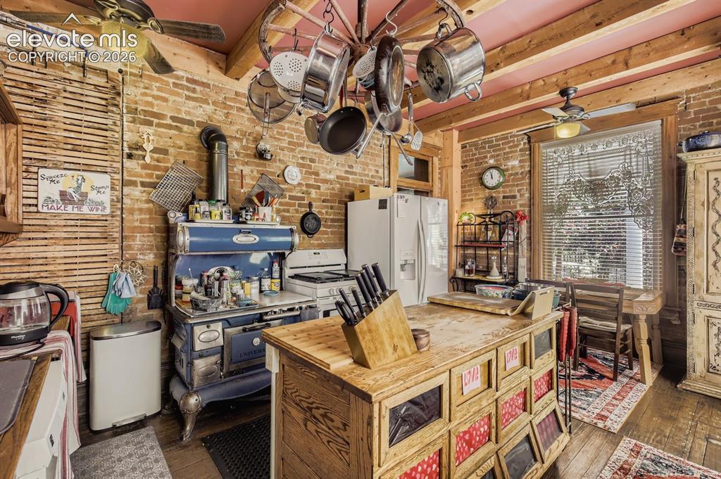 Image 11 of 50: Kitchen