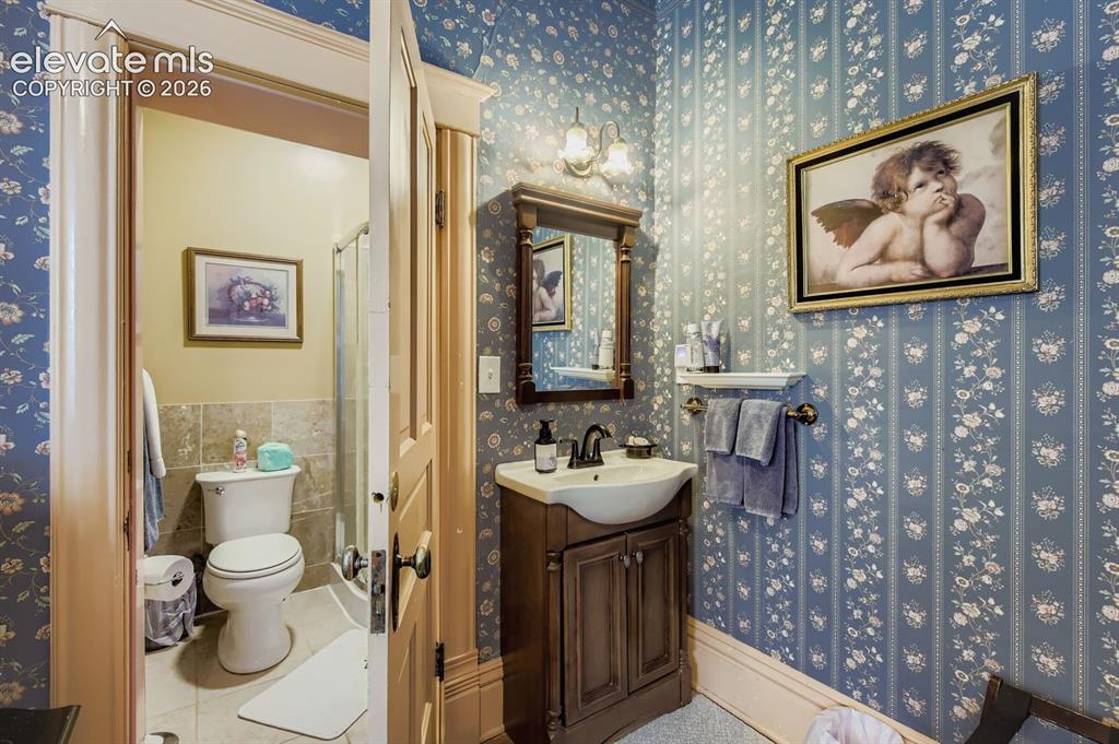 Image 16 of 50: Bathroom
