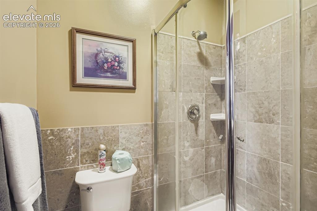 Image 18 of 50: Bathroom