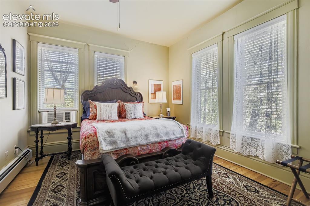 Image 19 of 50: Bedroom
