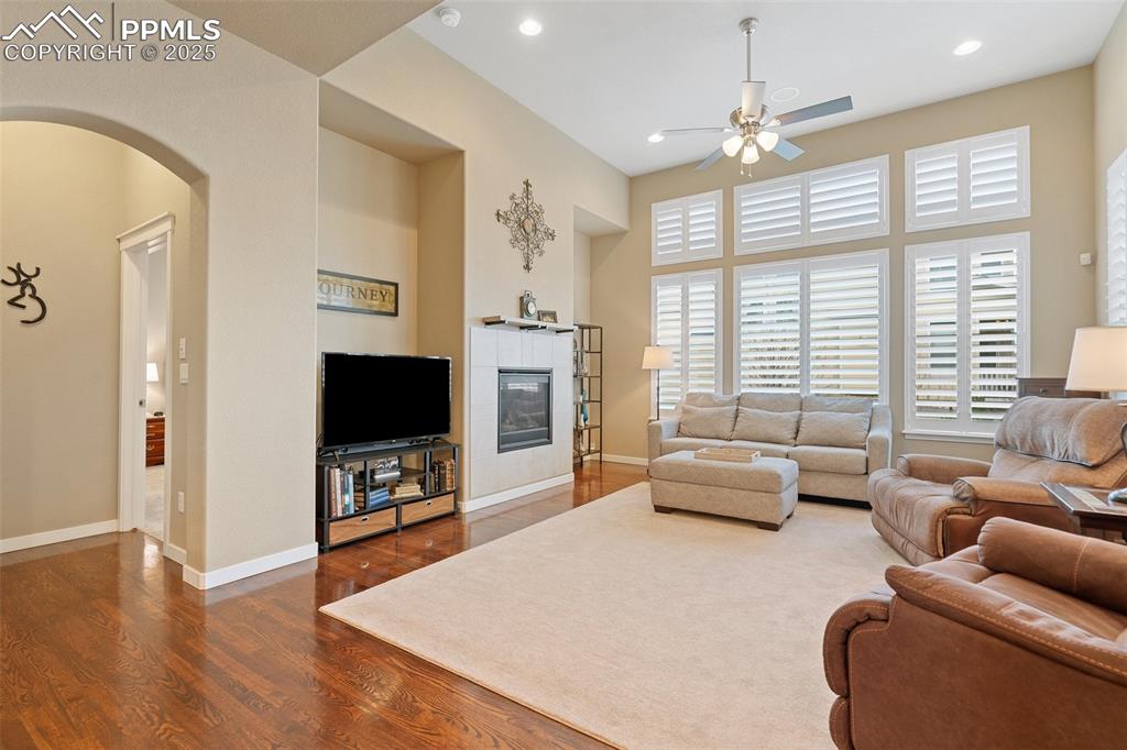Image 7 of 40: Living Room