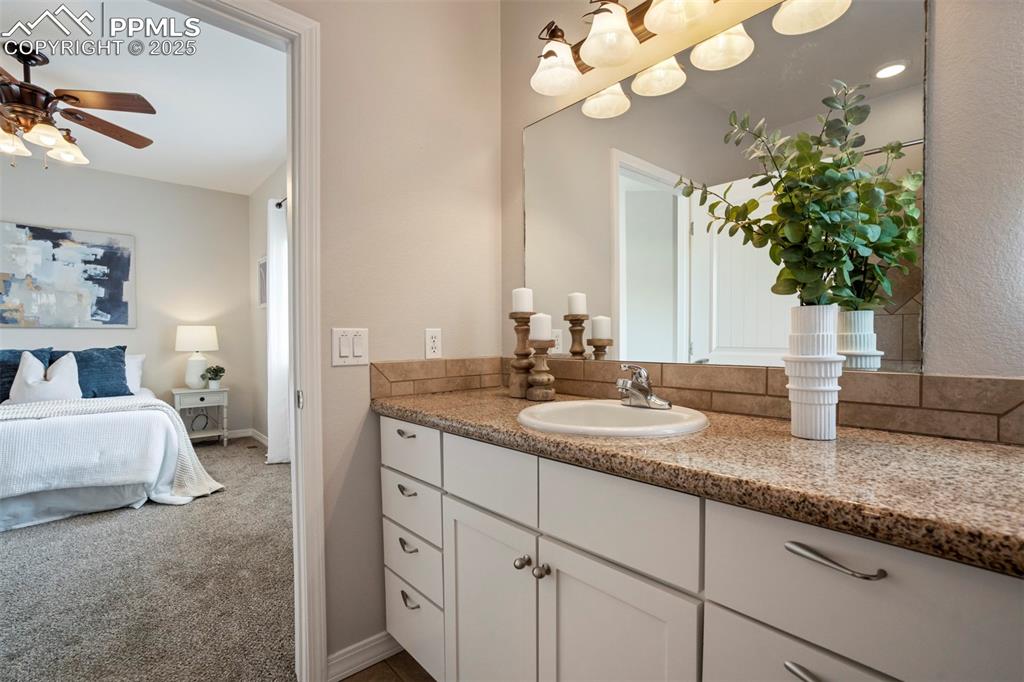 Image 13 of 43: Full en suite bath