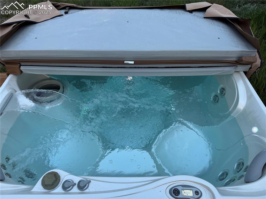 Image 33 of 43: Hot tub works but is drained of water now