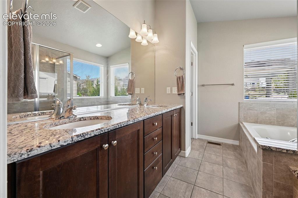 Image 16 of 39: Bathroom