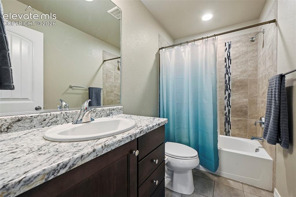 Image 19 of 39: Bathroom