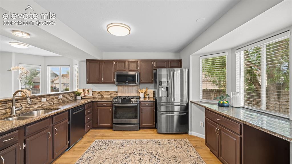 Image 11 of 32: Kitchen