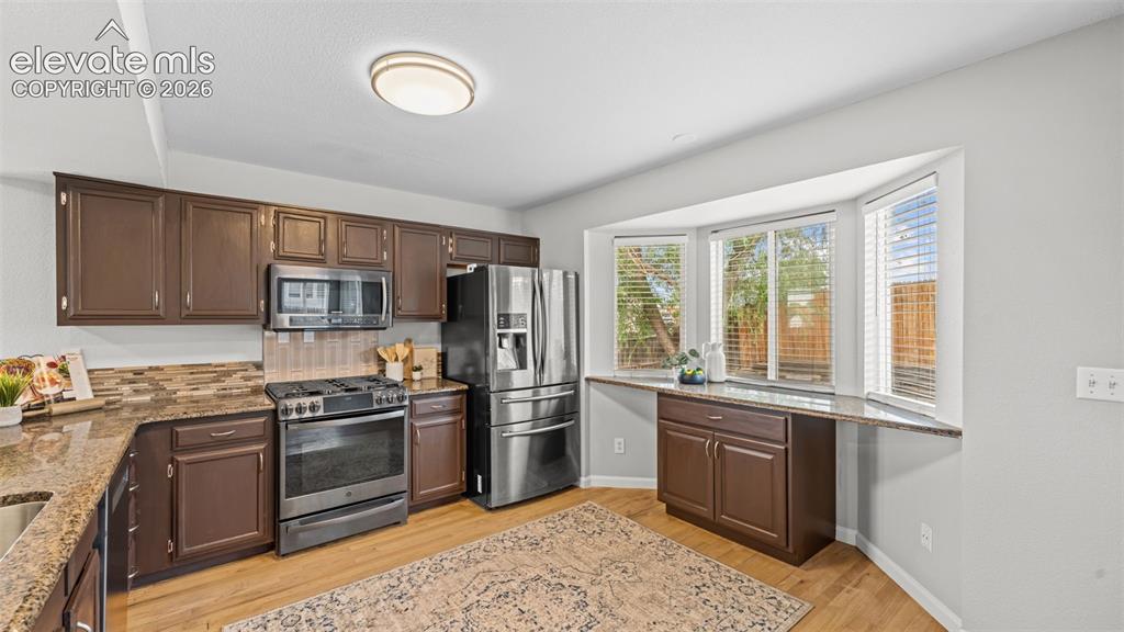 Image 12 of 32: Kitchen