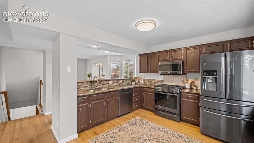 Image 13 of 32: Kitchen
