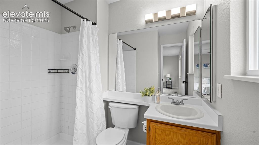 Image 20 of 32: En Suite Bath