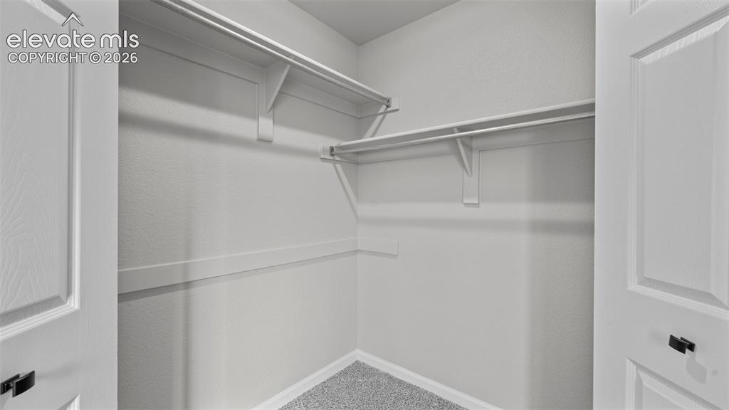 Image 21 of 32: Closet