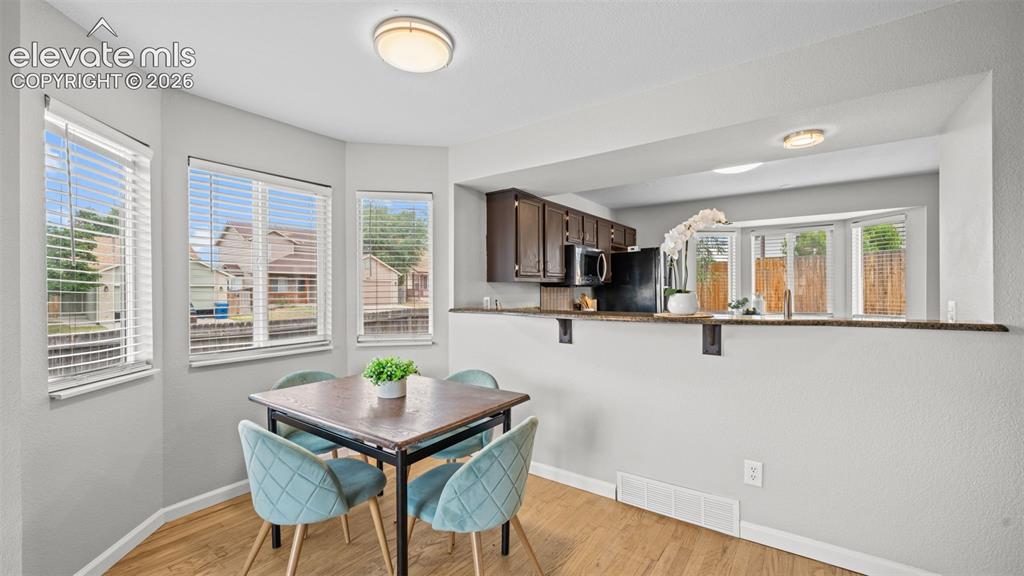 Image 5 of 32: Dining Area