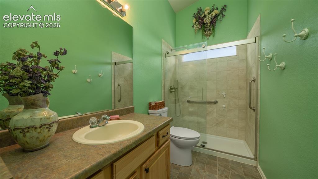 Image 18 of 42: Main hall bath
