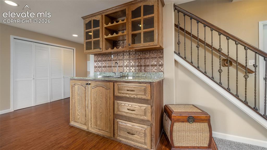 Image 24 of 42: Wet bar, copper-look backsplash