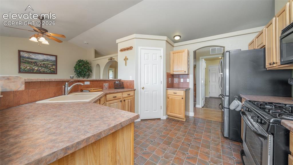 Image 7 of 42: Kitchen