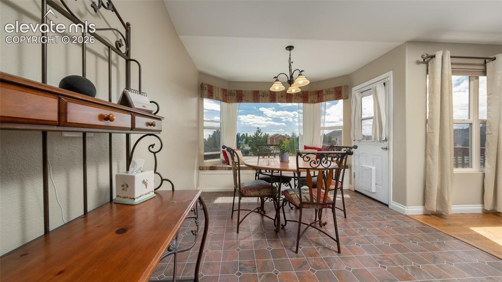 Image 9 of 42: Breakfast bar