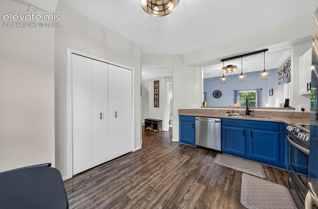 Image 8 of 30: Kitchen