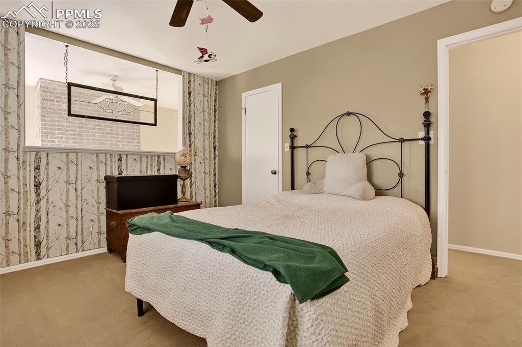 Image 14 of 34: Bedroom