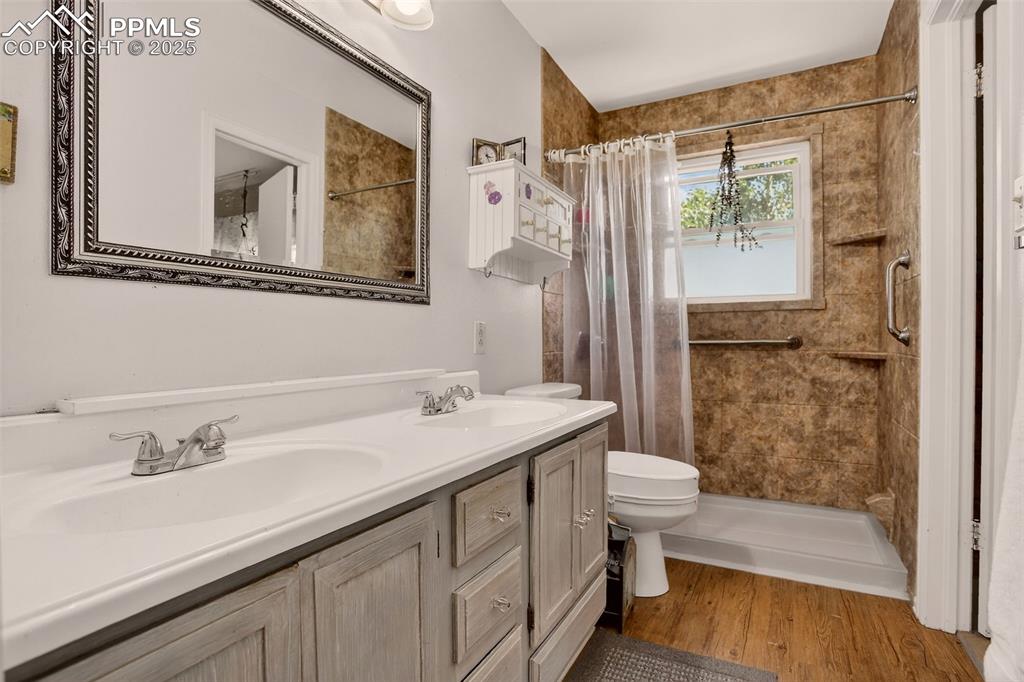 Image 18 of 34: Bathroom