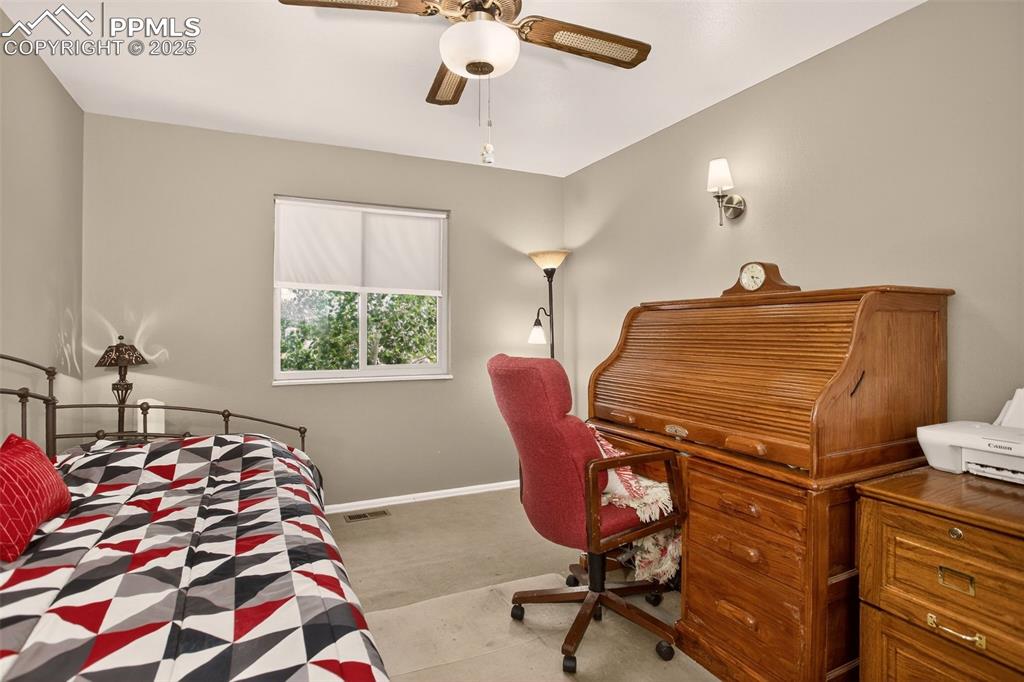 Image 19 of 34: Bedroom