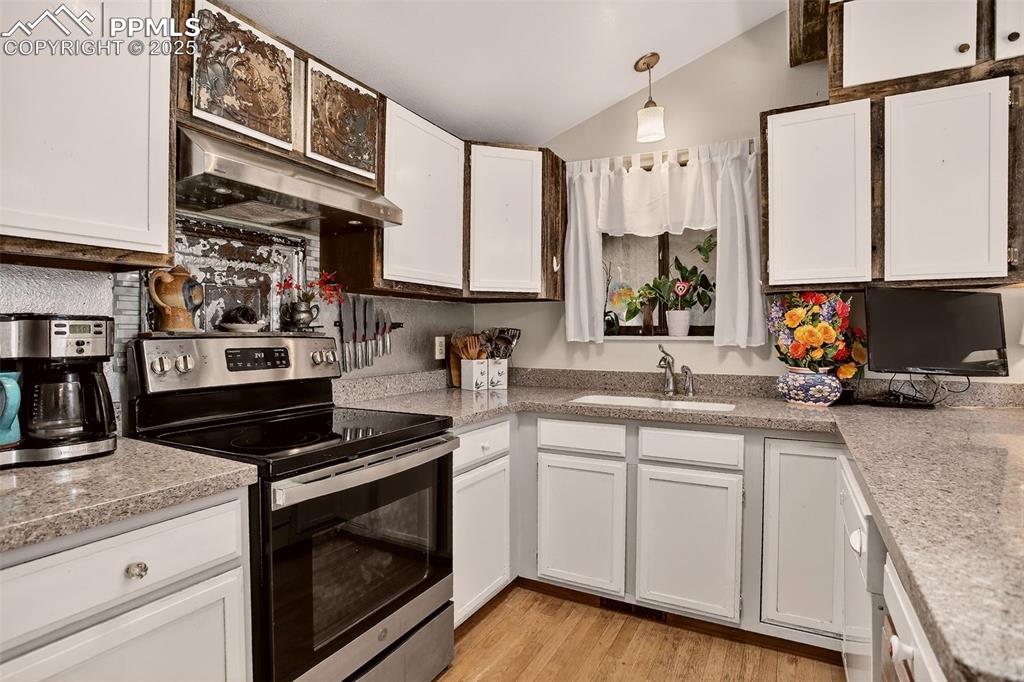 Image 6 of 34: Kitchen
