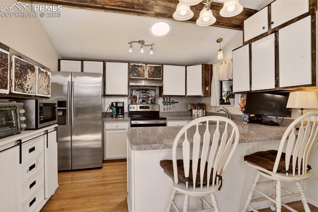 Image 7 of 34: Kitchen